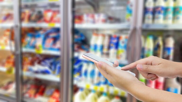 convenience store manager using mobile order management system